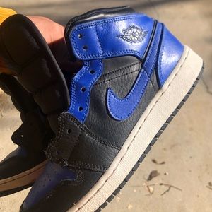 Jordan mid hyper royal size 5.5